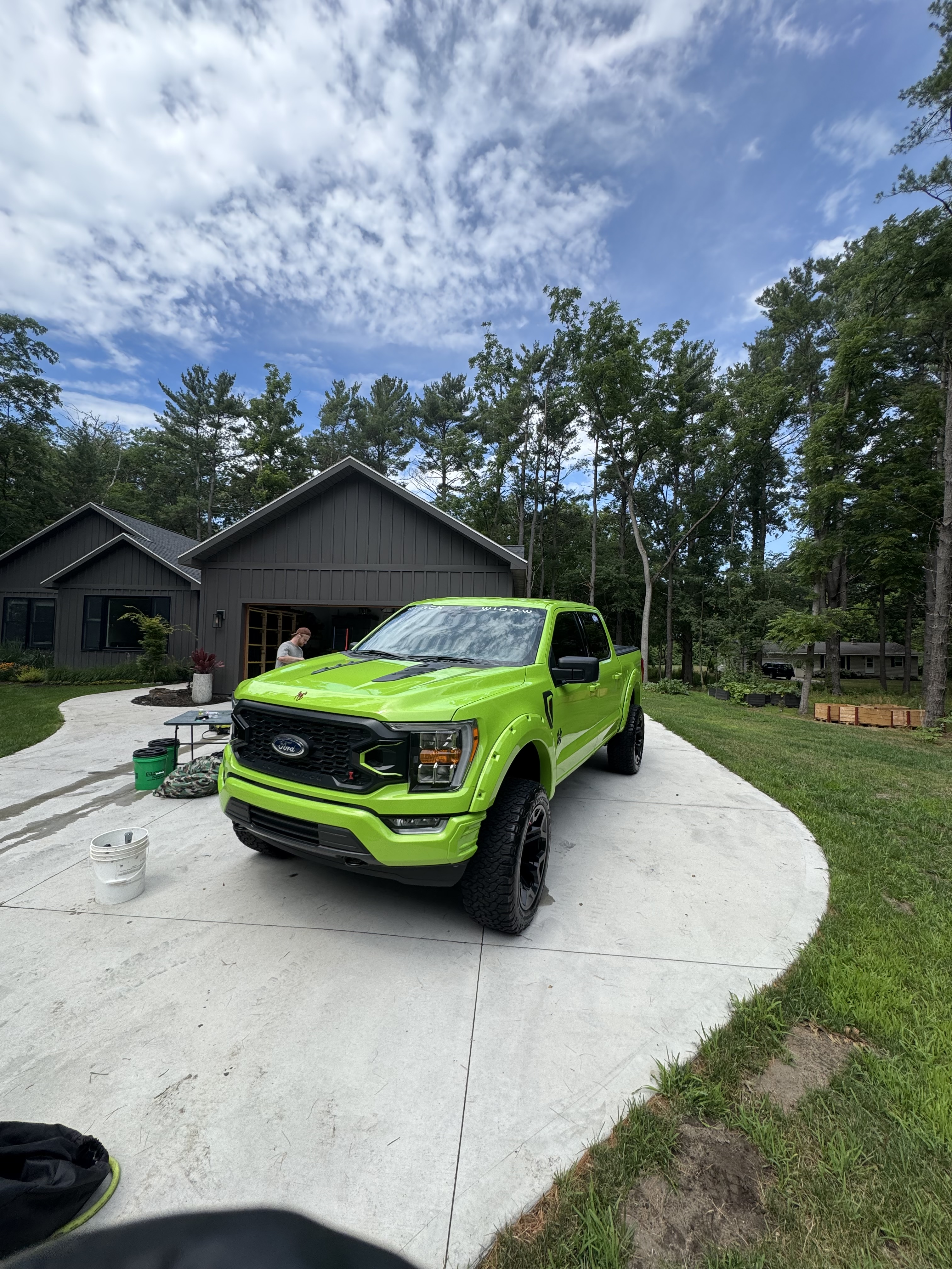 Green Ford — profile view after detail
